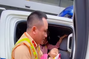 Ảnh: CSGT kịp thời đưa nạn nhân đi cấp cứu.