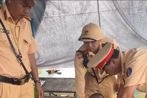 Ảnh: CSGT phát hiện súng và ma túy.