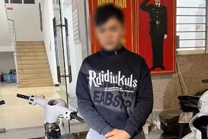 Nam thanh niên cùng phương tiện vi phạm.(Ảnh: CAHN).