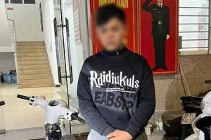 Nam thanh niên cùng phương tiện vi phạm.(Ảnh: CAHN).