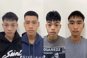 Các đối tượng tại cơ quan công an.(Ảnh: CAHN).