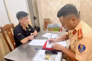 Xử phạt tài xế xe tải làm đổ dầu diesel.