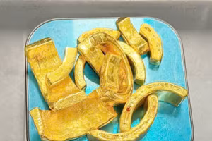 Ảnh: Gần 2kg vàng giấu trong ống kính máy ảnh.