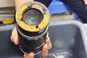 Ảnh: Phát hiện gần 2kg vàng giấu trong ống kính máy ảnh.