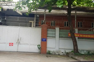 Ngày 15/4, phóng viên có mặt tại Công ty TNHH sản xuất - Y dược phẩm Vĩnh Điển. Bên ngoài cổng công ty này có ghi dòng chữ "Công ty đang tạm dừng hoạt động để sữa chữa".