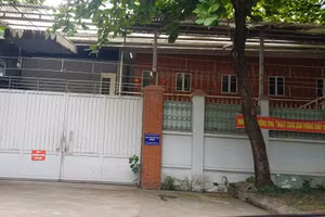 Ngày 15/4, phóng viên có mặt tại Công ty TNHH sản xuất - Y dược phẩm Vĩnh Điển. Bên ngoài cổng công ty này có ghi dòng chữ "Công ty đang tạm dừng hoạt động để sữa chữa".