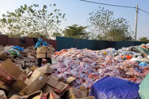 Vẫn chưa tìm được thủ phạm đổ trộm 'núi rác' ở Hà Nội