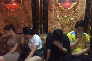 Ảnh: Nhóm đối tượng tổ chức sử dụng ma túy tại quán Karaoke.