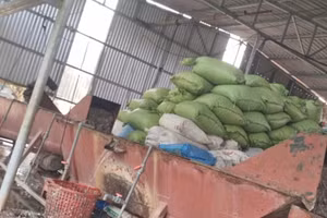 Bao tải chứa chai, lọ bằng nhựa tập kết trong xưởng.