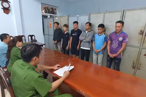 Khởi tố 6 đối tượng để điều tra hành vi hiếp dâm.