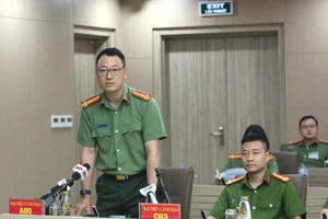 Thượng tá Triệu Mạnh Tùng (trái) - Ảnh: BCA.