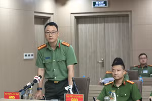 Thượng tá Triệu Mạnh Tùng (trái) - Ảnh: BCA.