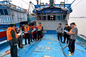 Bộ đội Biên phòng tỉnh Nam Định tuyên truyền, hướng dẫn ngư dân chấp hành nghiêm Luật Thủy sản.
