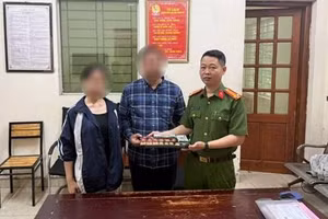 Công an phường Phương Liệt bàn giao tài sản cho gia đình. (Ảnh: CAHN).