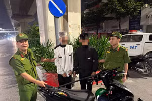 Lực lượng chức năng bắt giữ 2 đối tượng. (Ảnh: CAHN).