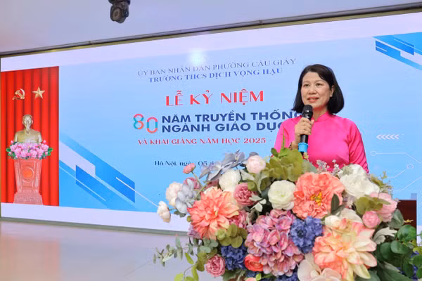 Cô giáo Nguyễn Thị Loan – Bí thư Đảng ủy, Hiệu trưởng trường THCS Dịch Vọng Hậu – phát biểu tại lễ khai giảng.