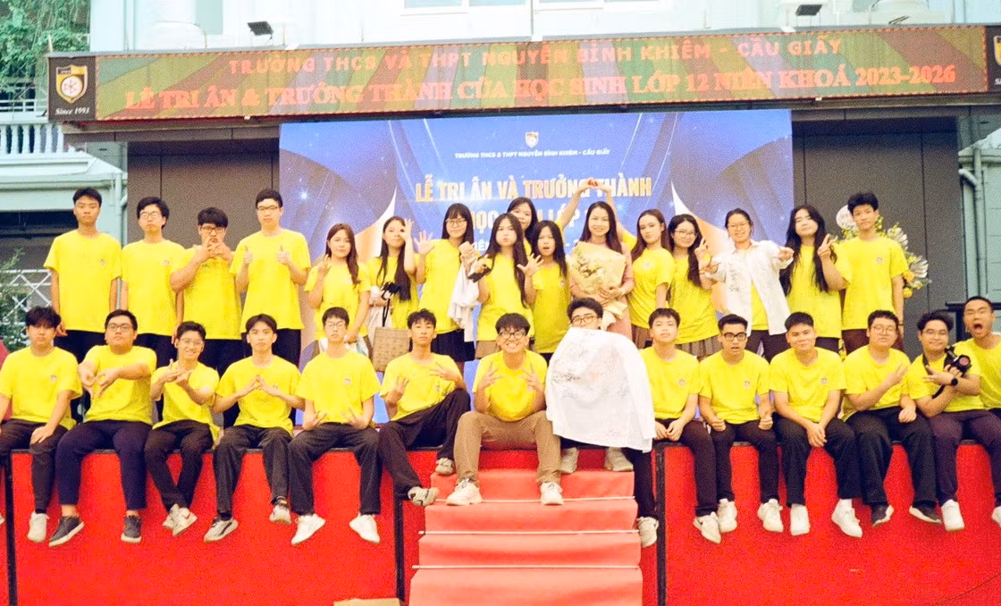 Việt Anh cùng các bạn tại Lễ tri ân, trưởng thành.