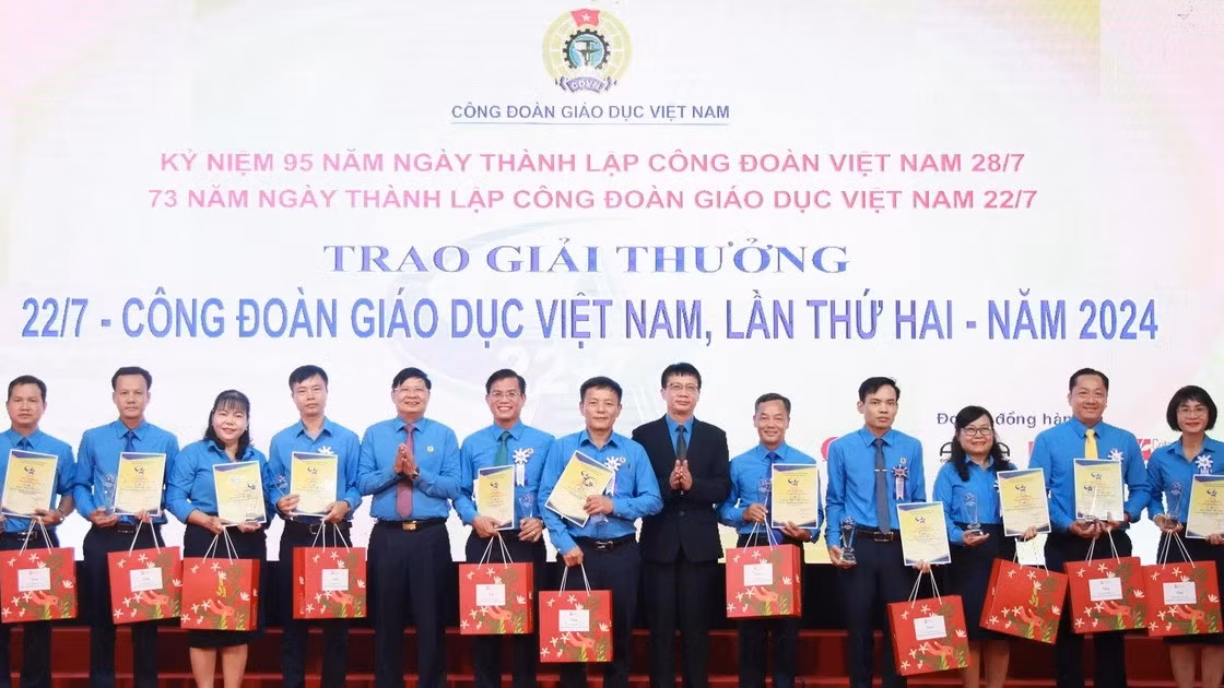 Các nhà giáo vinh dự nhận giải thưởng 22/7 Công đoàn Giáo dục Việt Nam năm 2024.