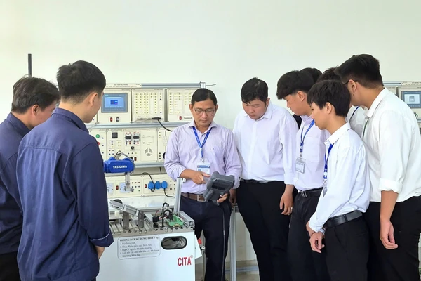 Sinh viên Trường Đại học Tiền Giang trong giờ học thực hành. Ảnh: T. Nhơn 