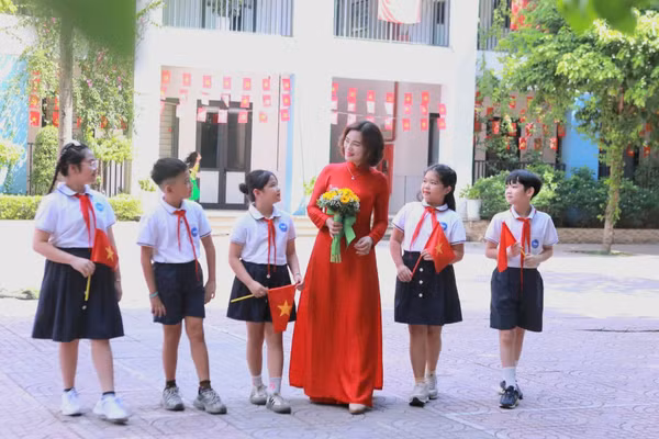 Cô trò Trường Tiểu học Lý Thường Kiệt (phường Văn Miếu - Quốc Tử Giám, Hà Nội). Ảnh: Đình Tuệ