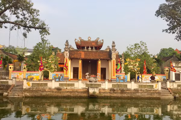 Đền Nội Bình Đà thờ Quốc tổ Lạc Long Quân.