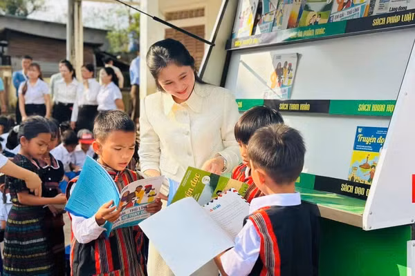 Chuyến xe tri thức khơi dậy văn hóa đọc ở Trường Tiểu học & THCS A Xing (Quảng Trị). Ảnh: Đăng Đức