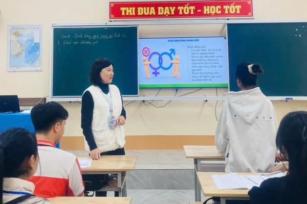 Giờ học lồng ghép Luật Bình đẳng giới tại Trường THPT Nghi Lộc 2. Ảnh: TG