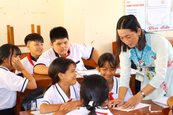 Cô Lý Hòa Ly hướng dẫn học sinh học tập.