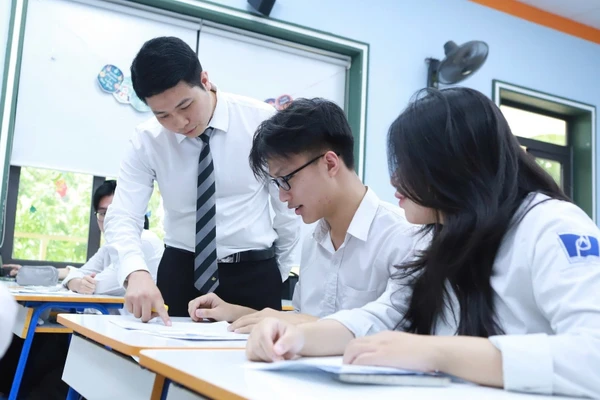 Thầy, trò Trường THPT Phan Đình Phùng (Hà Nội). Ảnh: ITN