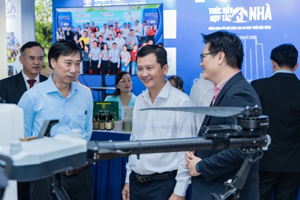 Đại biểu tham quan gian trưng bày sản phẩm đổi mới sáng tạo tại Hội nghị Thúc đẩy hợp tác Ba Nhà, Trường Đại học Công nghệ Kỹ thuật TPHCM, tháng 11/2025. Ảnh: UTE