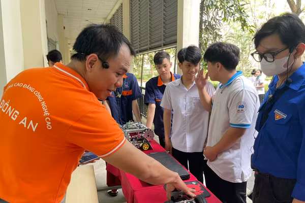 Học sinh trải nghiệm nghề nghiệp tại Trường Cao đẳng Công nghệ cao Đồng An. Ảnh: Hà An