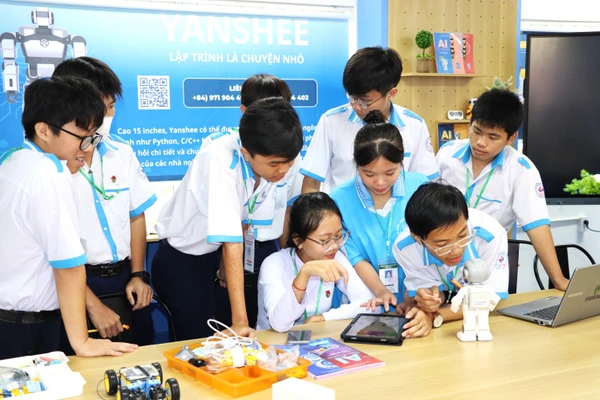 Học sinh Trường THPT Đầm Dơi (Cà Mau) ứng dụng AI trong học tập. Ảnh: QM