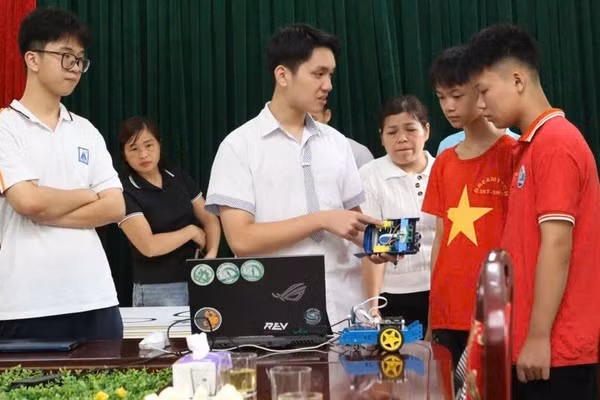 Học sinh xã Tri Lễ (Lạng Sơn) tham gia học và nghiên cứu Robot. Ảnh: NVCC