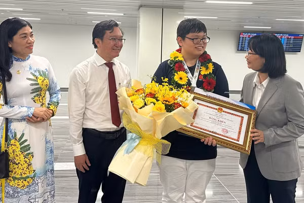 Lãnh đạo UBND TPHCM đã trao tặng bằng khen và 50 triệu đồng ghi nhận thành tích Đức Mân. Ảnh: M.A