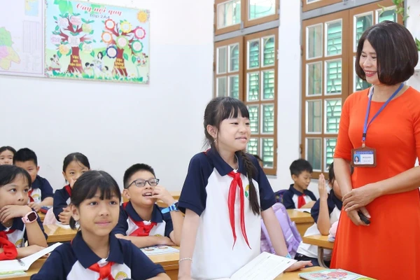 Giờ học của cô và trò Trường Tiểu học Trần Quốc Toản, phường Tô Hiệu (Sơn La). Ảnh: ITN