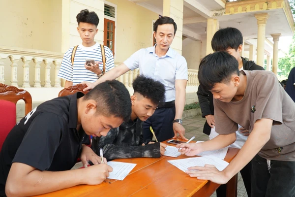 Học sinh khối 10 Trường THPT Nguyễn Cảnh Chân (Đại Đồng, Nghệ An) đăng ký nhóm lớp, tổ hợp môn lựa chọn. Ảnh: Hồ Lài