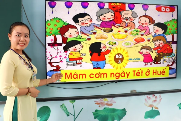Giáo viên Trường Tiểu học Thới Bình B (xã Thới Bình, Cà Mau) đứng lớp giảng dạy về ý nghĩa mâm cơm ngày Tết. Ảnh: Quách Mến
