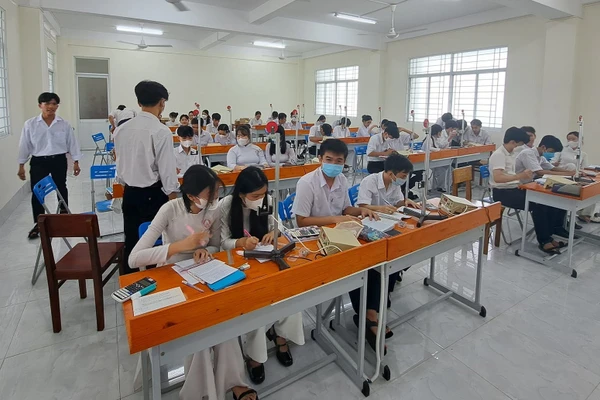 Giờ học tại Trung tâm Giáo dục thường xuyên tỉnh An Giang. Ảnh: NTCC
