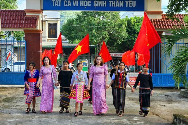 Học sinh miền núi Đắk Lắk đến trường trong vòng tay thầy cô. Ảnh tư liệu