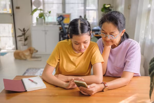 Bên cạnh các quy định pháp luật, sự đồng hành của gia đình được đánh giá là yếu tố quan trọng trong bảo vệ trẻ trên môi trường mạng.