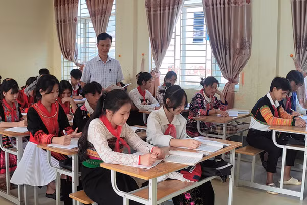 Thầy và trò Trường PTDTBT-THCS Trung Lý (Thanh Hóa) trong giờ học.