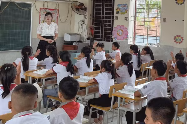 Cô Vũ Ngọc Lan luôn chú trọng ứng dụng công nghệ thông tin vào giảng dạy. Ảnh: NVCC