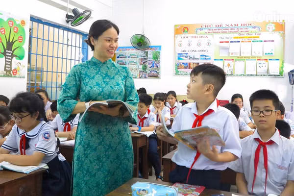 Cô trò Trường Tiểu học Vĩnh Nguyên 1 (phường Nha Trang, Khánh Hòa). Ảnh minh họa: INT