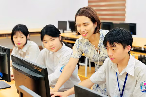 Cô, trò Trường THCS Long Biên (Hà Nội) trong phòng máy tính. Ảnh: Đình Tuệ