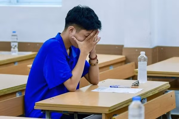 Không nên gây nhiều áp lực cho trẻ, vì điều này dễ dẫn đến stress và rối loạn tâm lý. Ảnh minh họa: ITN