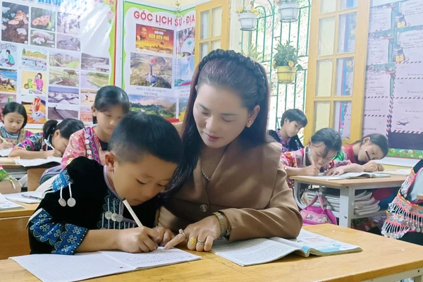 Cô Lan chăm chút từng nét chữ cho học trò.