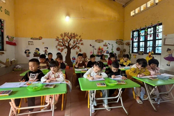 Cơ sở vật chất còn nhiều hạn chế, khiến công tác dạy và học gặp khó khăn.