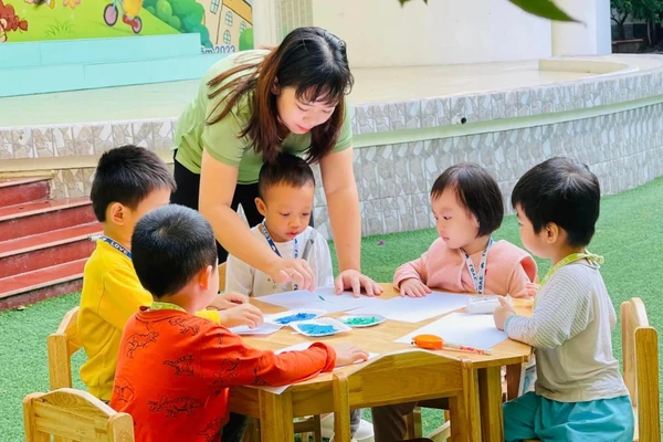 Cô và trò Trường Mầm non Việt Triều Hữu nghị (Hà Nội). Ảnh: ITN