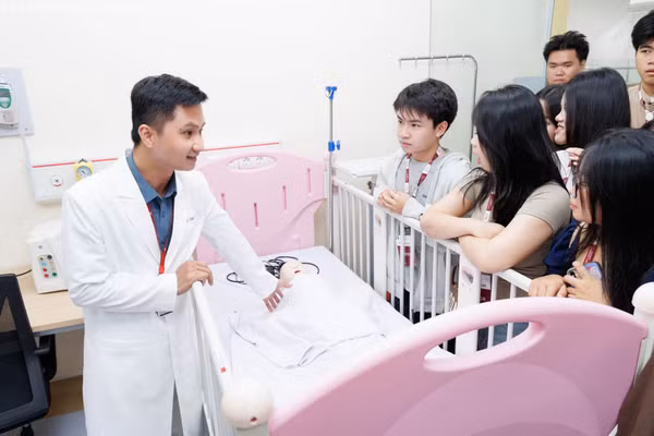 Học sinh Trường THPT Sơn Trà (TP Đà Nẵng) tham gia hoạt động trải nghiệm hướng nghiệp. Ảnh: NTCC