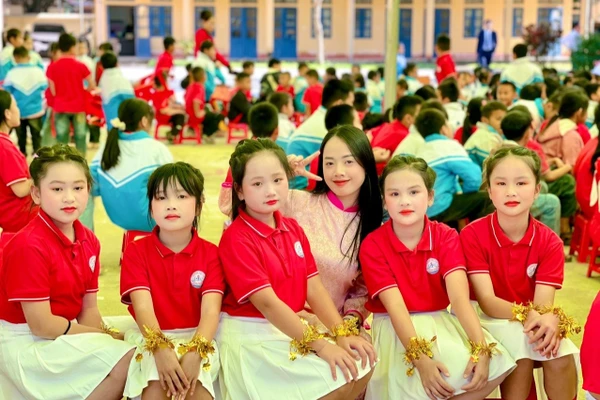 Cô giáo Bùi Mai Anh - Trường Tiểu học Lương Trung (Quý Lương, Thanh Hóa) cùng HS. Ảnh: NT